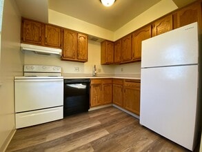 Building Photo - Check This Out! 3 BR Townhome with Washer & Dryer + Equipped Kitchen with Dishwasher! Call Today!
