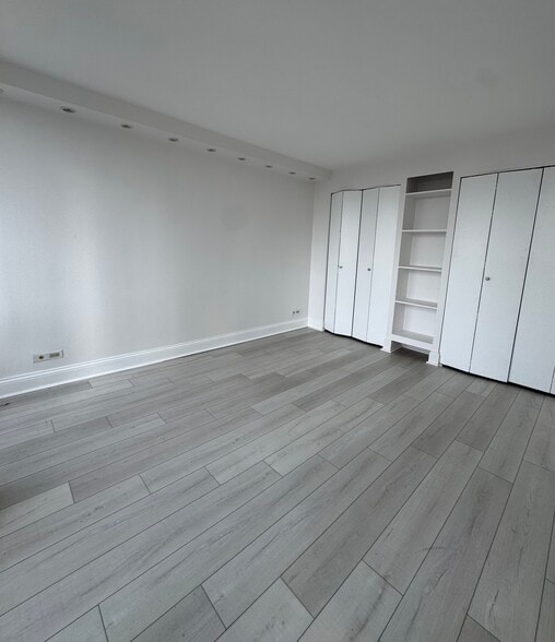 Building Photo - 111 E Chestnut St