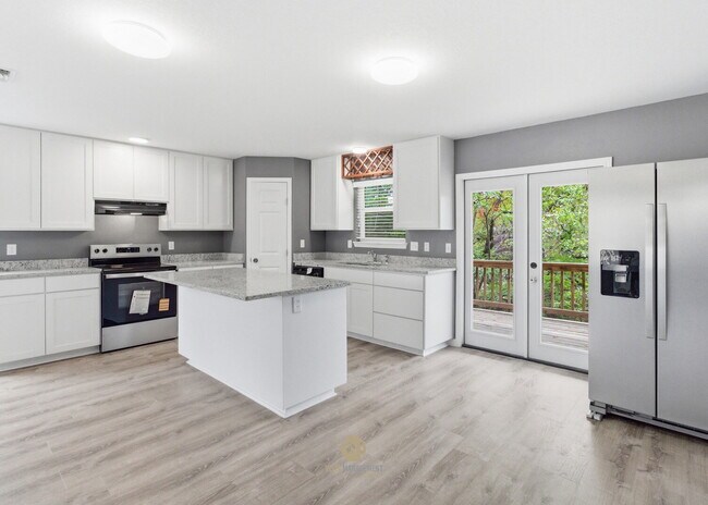 Building Photo - 3-bedroom, 2-bath home nestled in the Rolling Hills subdivision in Canyon Lake