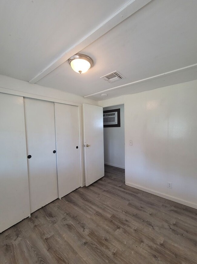 Building Photo - Cozy 2-Bedroom Home with Huge Garage in Kn...