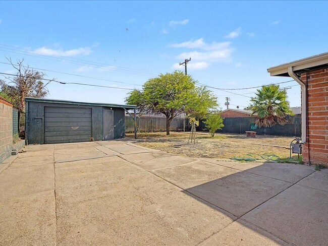 Building Photo - Charming 3-Bedroom Home with Spacious Yard & Versatile Storage!