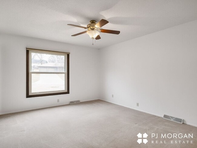 Building Photo - 3 Bed 3 Bath Duplex - Available now
