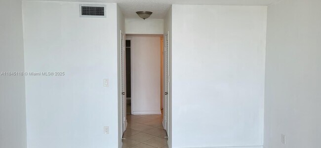 Building Photo - 1301 NE Miami Gardens Dr