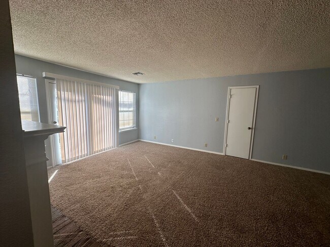 Building Photo - 2 Bed/2 Bath 2nd Floor Condo
