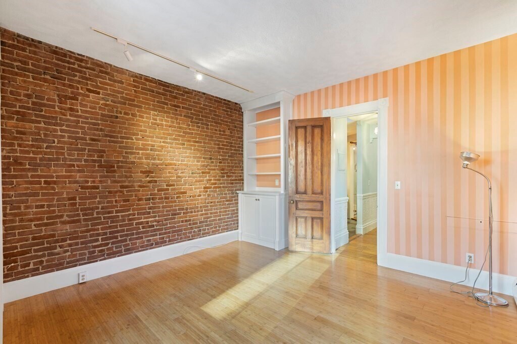 Building Photo - 437 Marlborough St