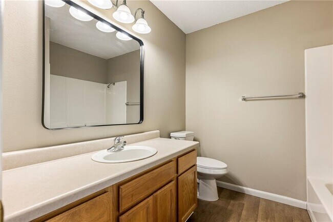 Building Photo - 2502 Parkcrest Dr