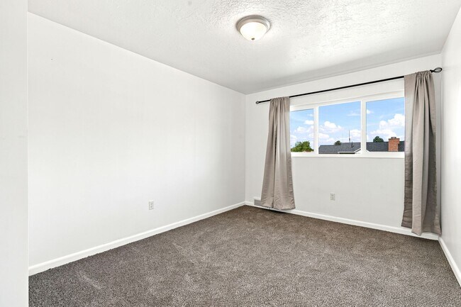 Building Photo - Newly Remodeled 4 Bedroom Home in Roy!