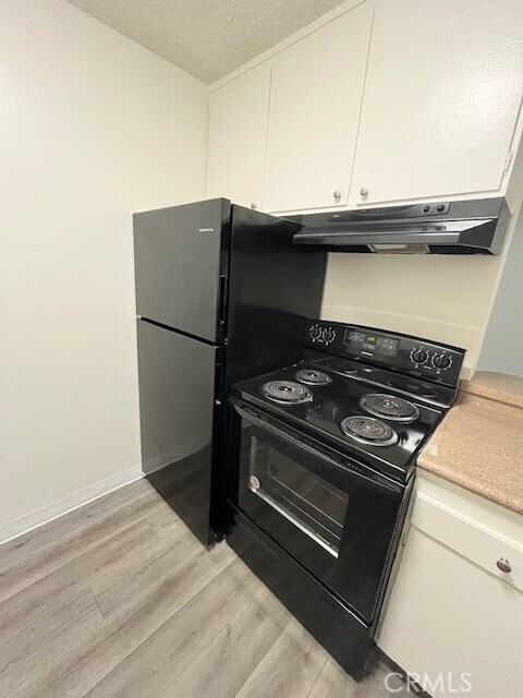 Building Photo - 685 E Vista Chino