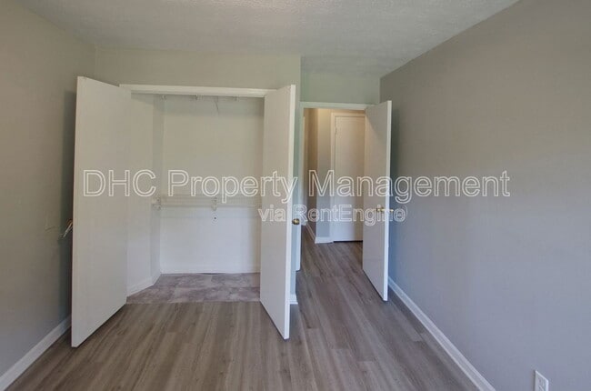 Building Photo - 210 Creekwood Ln