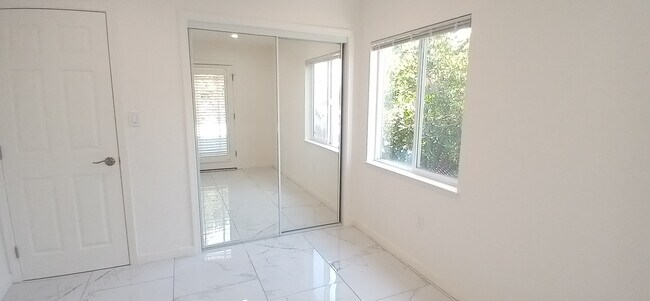 Building Photo - 3947 Via Milano