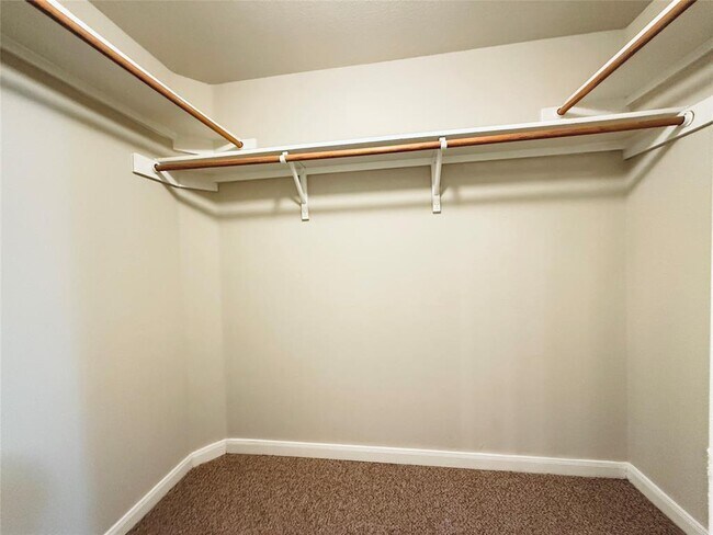 Building Photo - 2100 Pipers Field Dr
