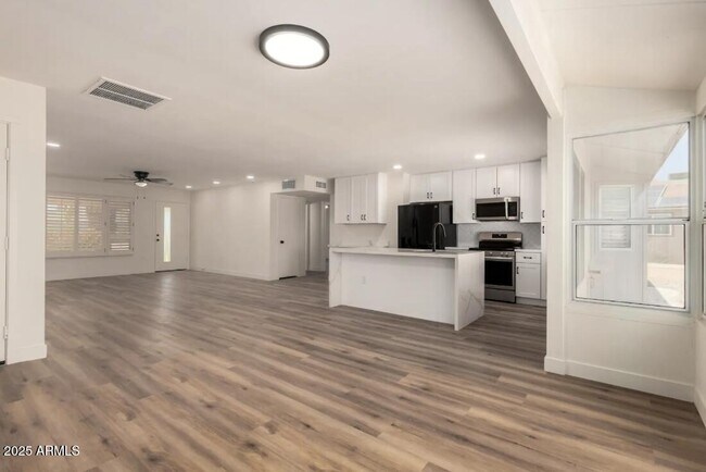 Building Photo - 17615 N Whispering Oaks Dr
