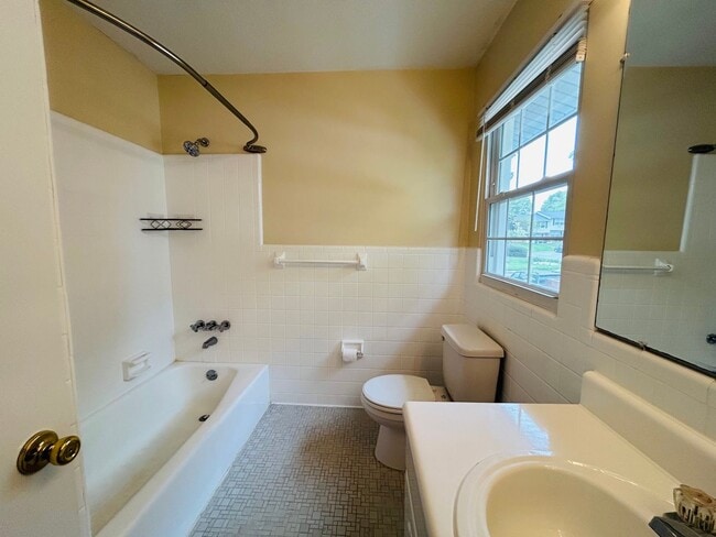 Building Photo - Charming 2 bedroom, 2.5 bathroom townhome in Greensboro w/2 master-suites/community pool