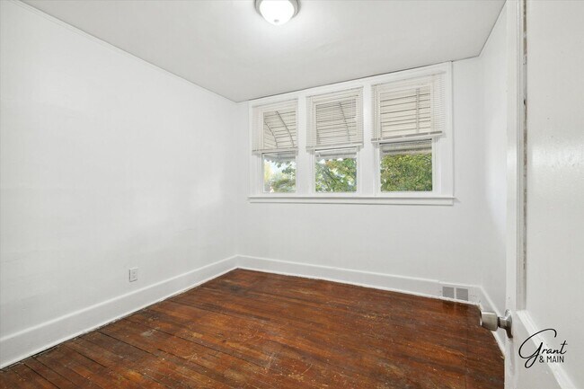Building Photo - $1200/month bungalow