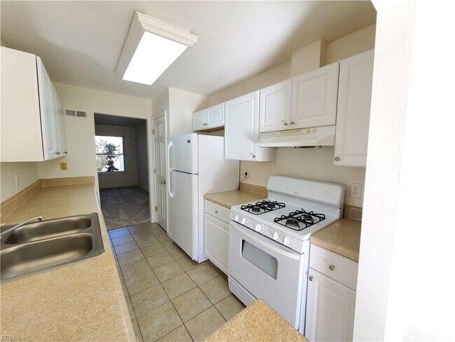Building Photo - 833 Quesnel Dr