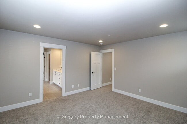 Building Photo - Brand New Spacious 5-Bedroom Retreat at Coyote Ridge 3 Full Baths 2 Car Garage 2330sf A/C Prime B...