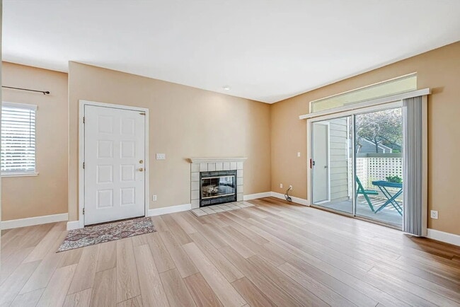 Building Photo - charming 1-bedroom, 1-bathroom home located on the ground level overlooking the green belt in Par...