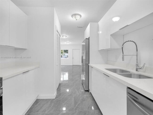 Building Photo - 3 bedroom in Miami FL 33142