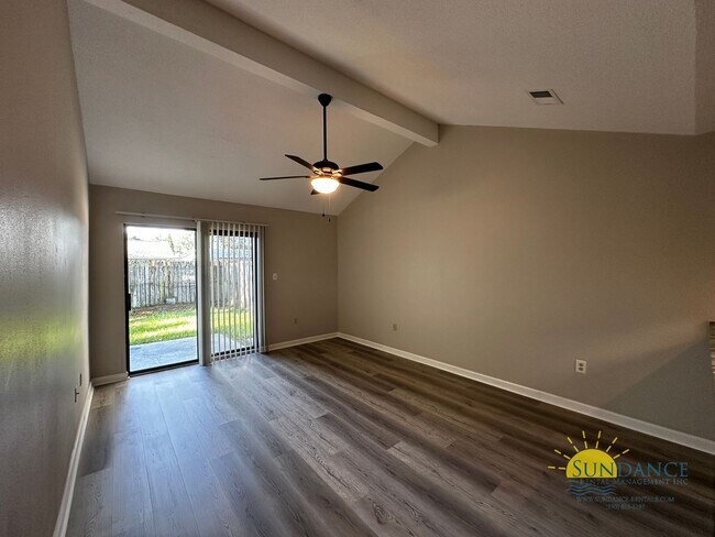 Building Photo - Magnificent 2 Bedroom Townhouse in Fort Wa...