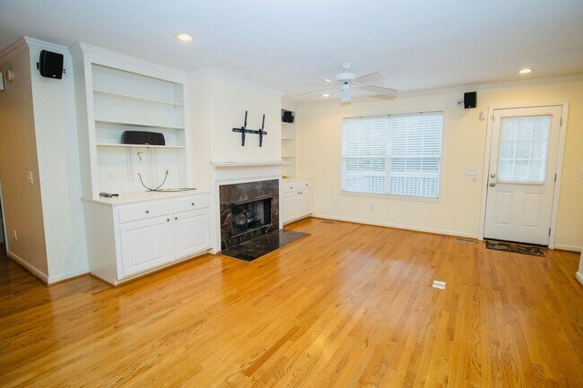 Building Photo - Charming 3 Bedroom, 2 Bathroom in Rosewood - Available May 2026!