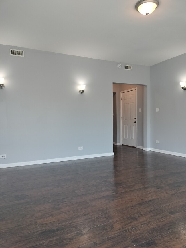 Building Photo - 2525 E 72nd Pl