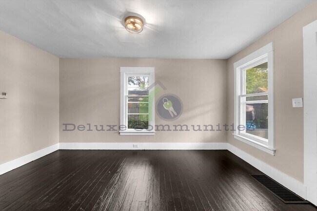Building Photo - Remodeled 3BR + Flex Room | Steps from Leo...