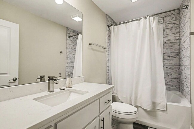 Building Photo - Sylvan Park Charm!