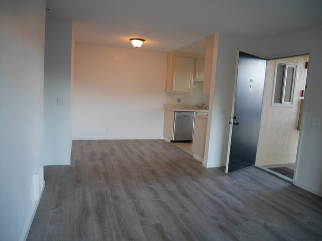 Building Photo - Golden Oaks Condo now available for rent!