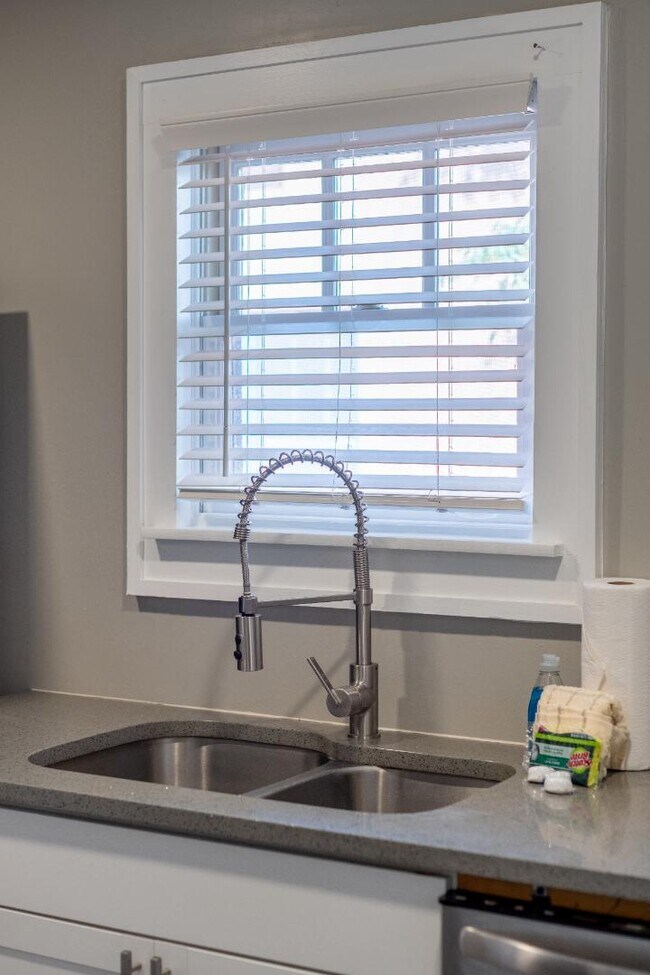 Building Photo - 722 Marquette Ave NW