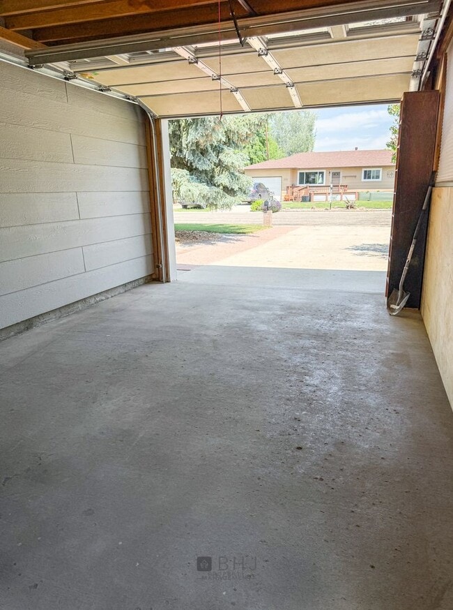 Building Photo - NEWLY UPDATED 2 BED/ 1 BATH SINGLE FAMILY ...
