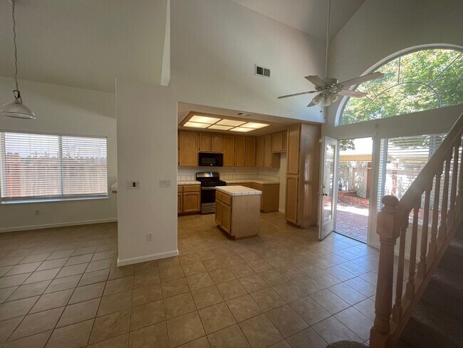 Building Photo - 3 Bedroom 3 Bath Home in West Natomas