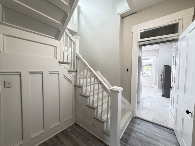 Building Photo - Huge 4 Bed and 2.5 Bath Home!