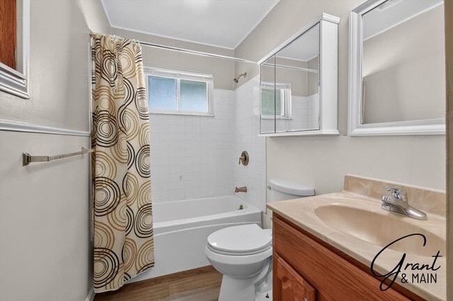 Building Photo - $1550 3 bedrooms