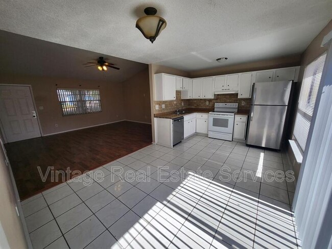 Building Photo - 905 Old Field Dr