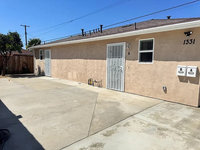 Building Photo - 1327 E Kingsley Ave