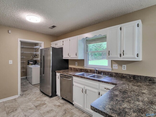 Building Photo - 308 Red Oak Rd