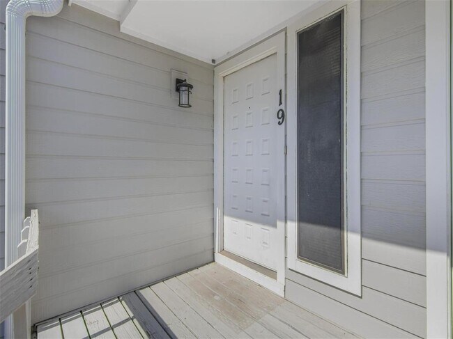 Building Photo - 19 Hideaway Dr