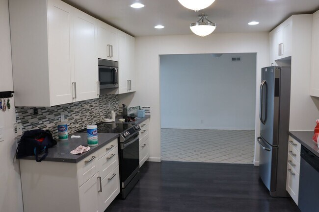 Building Photo - Evergreen 3 Bedroom
