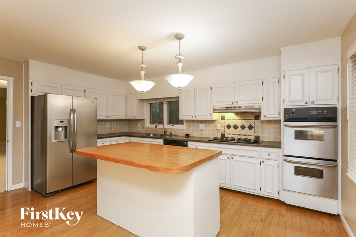 Building Photo - 240 Hollyberry Ln