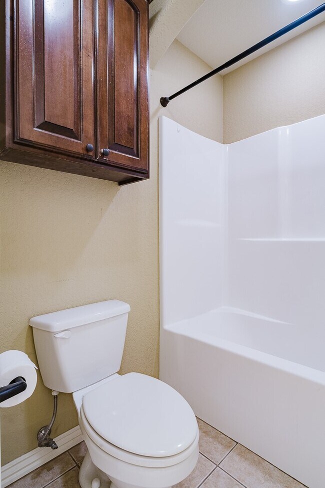 Building Photo - 602 SW Barn Valley Rd