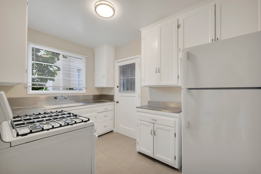 Kitchen - 4080 Abourne Rd