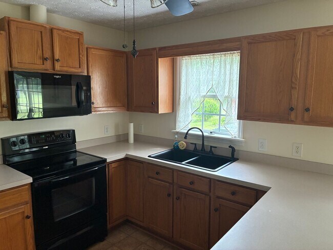 Building Photo - 3 Bed 2 Bath Newport Home Available now