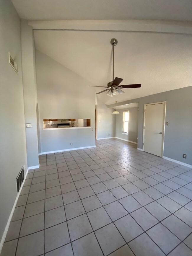 Building Photo - West El Paso, Scenic Heights. 3 bedrooms, ...