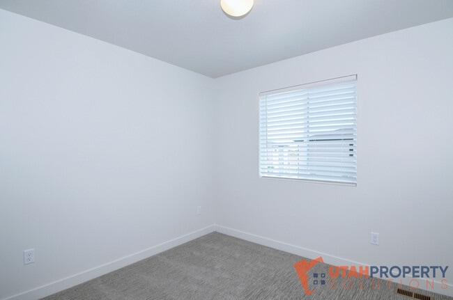 Building Photo - 1006 W 430 S