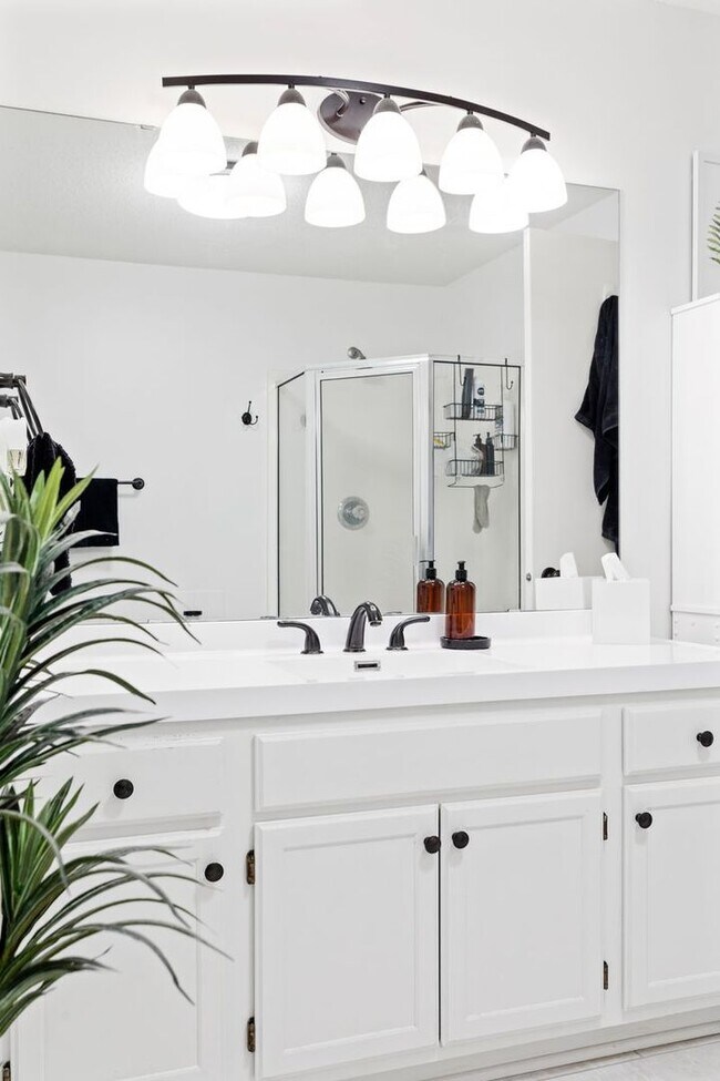 Building Photo - Great 2 bedroom, 1.5 bathroom Townhome in ...