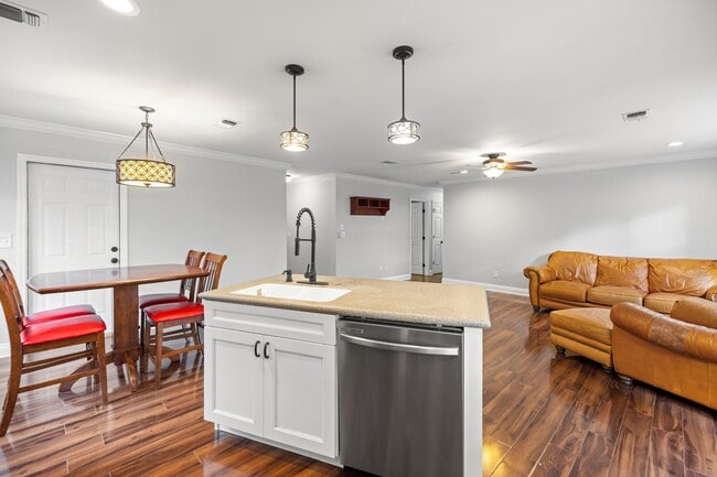 Building Photo - 310 Goldenrod Ct