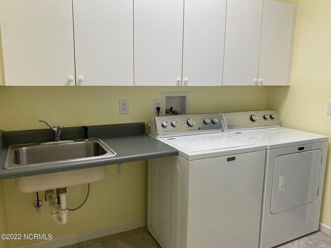 Building Photo - 906 Diamond Ct