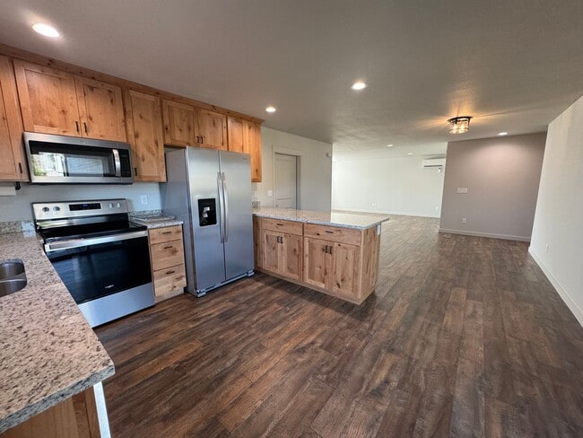 Building Photo - Newer 3 Bed 2 Bath Home In Roseburg