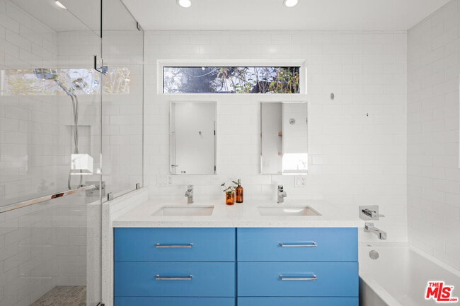 Building Photo - 1275 S Sycamore Ave