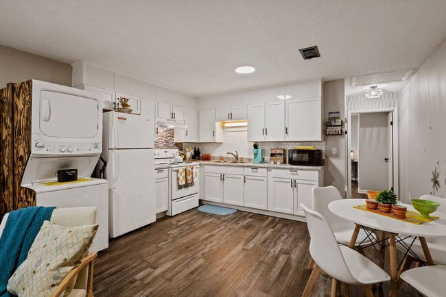 Building Photo - 2001 N 61st Ave